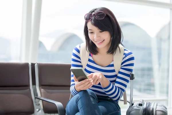 Mujer usando teléfono inteligente — Foto de Stock