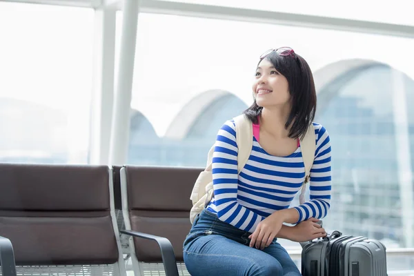 Bella donna sorridente in aeroporto — Foto Stock