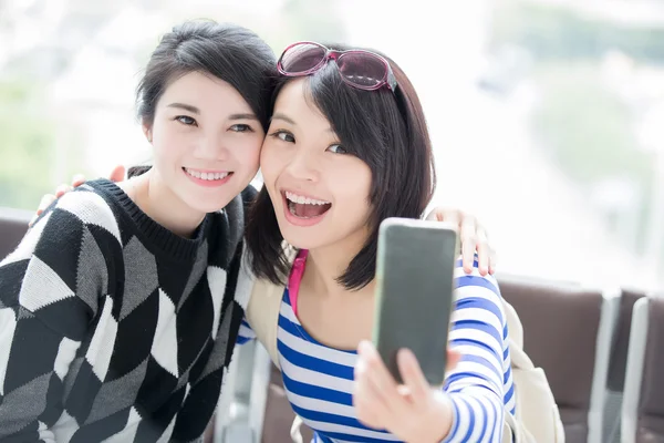 Hermosas mujeres tomar selfie —  Fotos de Stock