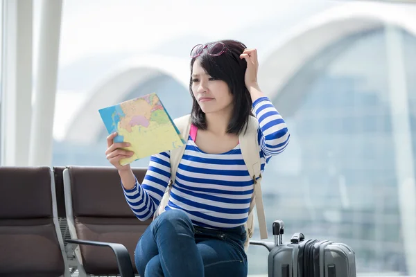 Žena čte mapu v Letiště — Stock fotografie