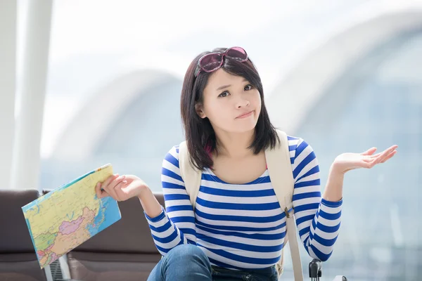 Mujer sosteniendo mapa —  Fotos de Stock