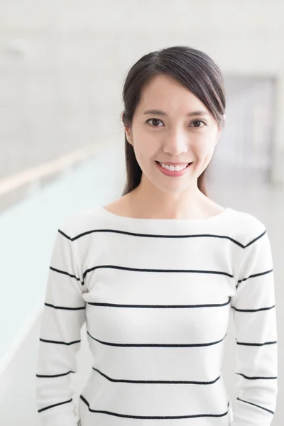 Hermosa mujer sonriendo — Foto de Stock