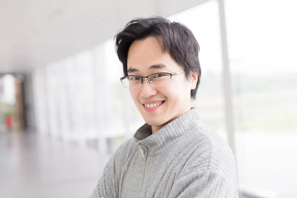 Asiático hombre sonriendo — Foto de Stock