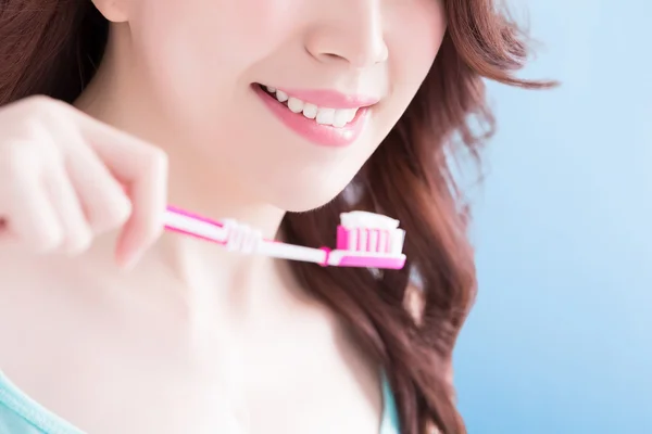 Kadın holding diş fırçası — Stok fotoğraf