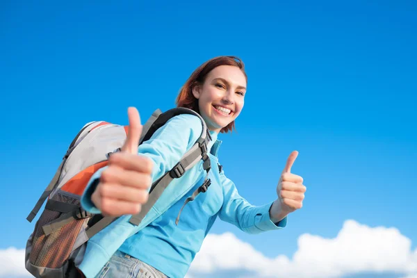 Wanderer zeigt Daumen hoch — Stockfoto