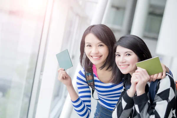 Vrouwen met een paspoort — Stockfoto