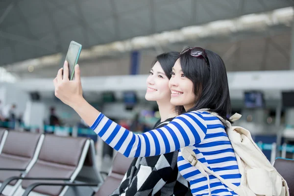 Två kvinnor som tar selfie — Stockfoto