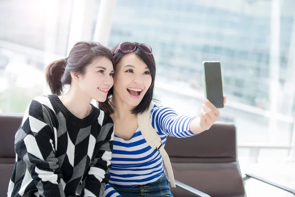 Dos mujeres tomando selfie — Foto de Stock