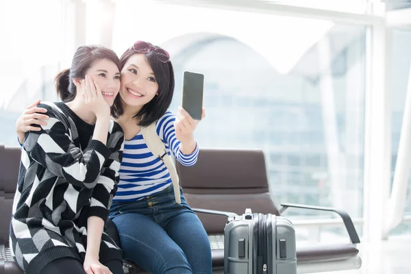 Zwei Frauen machen Selfie — Stockfoto