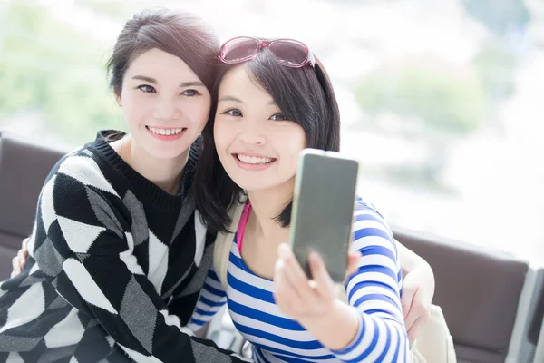 Selfie を取って二人の女性 — ストック写真