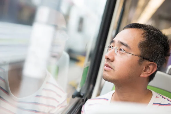 Hombre mirando por la ventana — Foto de Stock