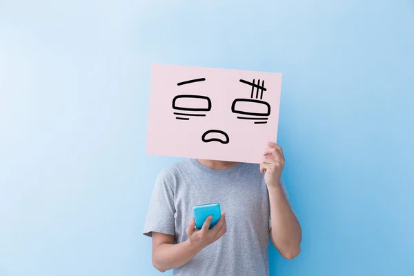 Uomo in possesso di espressione confusa cartellone — Foto Stock