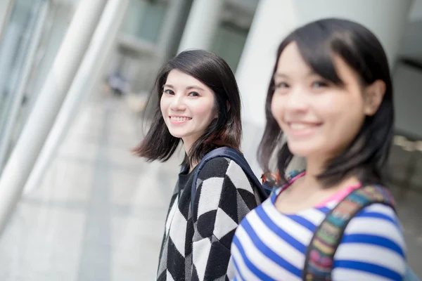 Zwei Frauen lächeln — Stockfoto