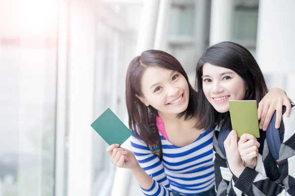 Donne titolari di passaporti — Foto Stock