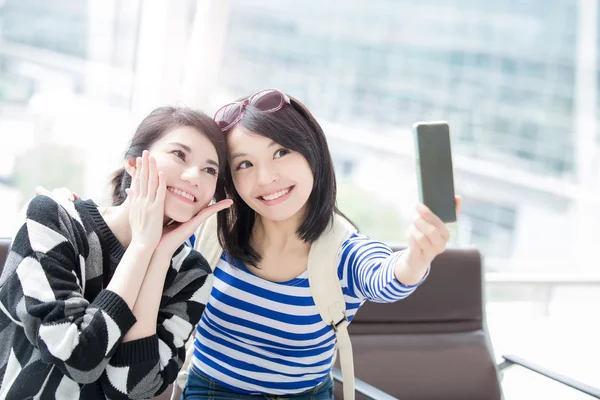 Zwei Frauen machen Selfie — Stockfoto