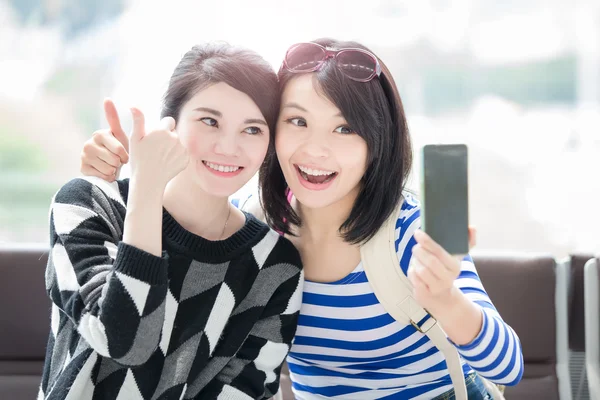 Zwei Frauen machen Selfie — Stockfoto