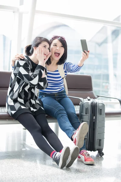 Két nő vesz selfie — Stock Fotó