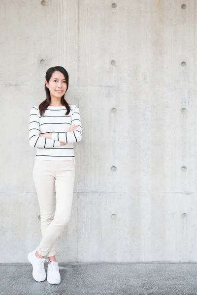 Donna in piedi e sorridente — Foto Stock