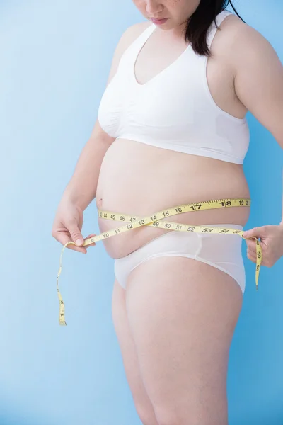 Mujer midiendo cintura con cinta adhesiva — Foto de Stock