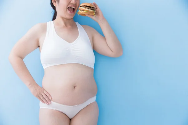 Mujer sosteniendo hamburguesa — Foto de Stock