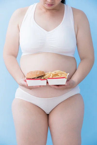 Frau hält Hamburger — Stockfoto