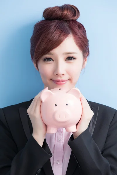 Mulher segurando Piggy Bank — Fotografia de Stock