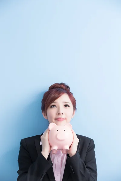 Kobieta gospodarstwa piggy bank — Zdjęcie stockowe