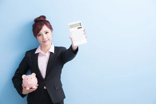 Mujer de negocios sosteniendo alcancía rosa — Foto de Stock