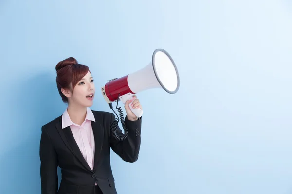 Mujer de negocios usando altavoz —  Fotos de Stock