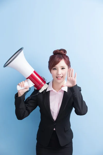 Mulher de negócios usando alto-falante — Fotografia de Stock