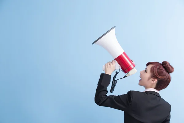 Mujer de negocios usando altavoz — Foto de Stock