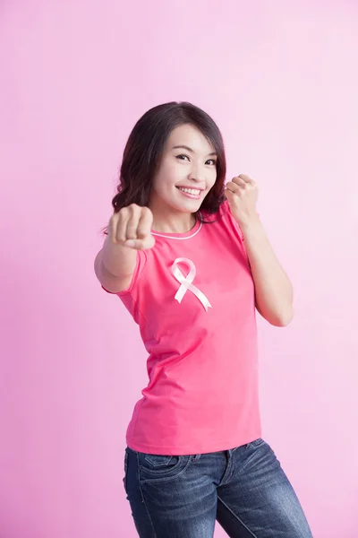 Kvinna med rosa bandet hålla en knytnäve — Stockfoto