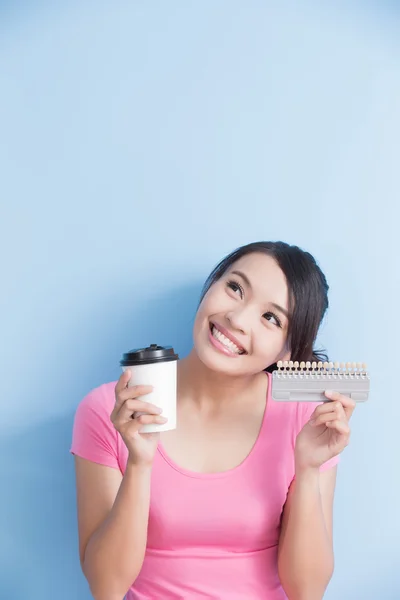 Vrouw die koffie drinkt — Stockfoto