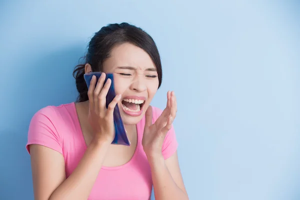 Mulher que sofre de dor de dente — Fotografia de Stock