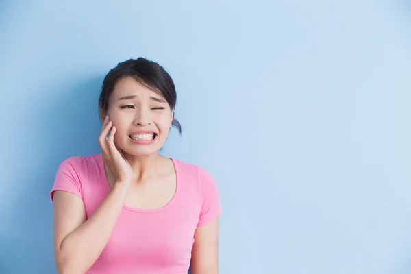 Wanita yang menderita sakit gigi — Stok Foto