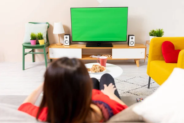 Asiático Jovem Mulher Segurando Controle Remoto Seguida Assistindo Verde Chroma — Fotografia de Stock