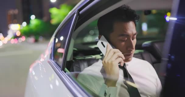 Επιχειρηματίας μιλήσει τηλέφωνο στο ταξί — Αρχείο Βίντεο