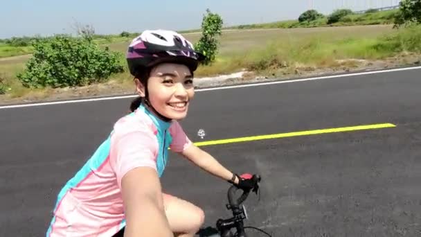 Aziatische vrouwelijke fietser live stream — Stockvideo