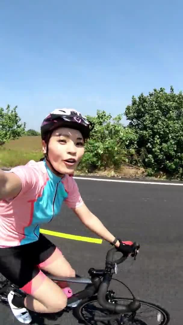 Asiática mujer ciclista en vivo stream — Vídeos de Stock