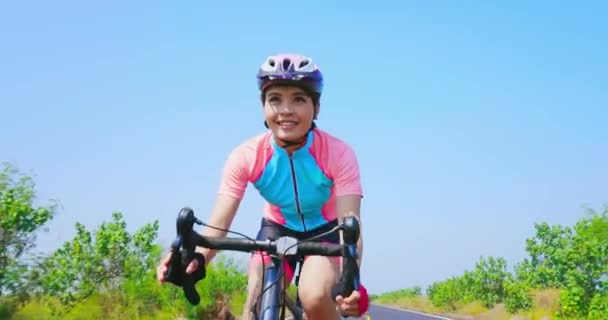 Asiático joven mujer equitación bicicleta — Vídeo de stock