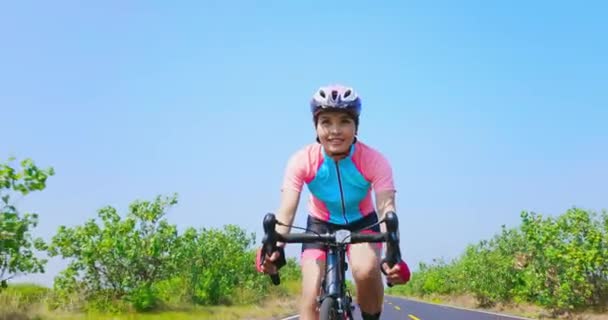 Aziatisch jong vrouw paardrijden fiets — Stockvideo