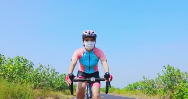 Aziatisch jong vrouw paardrijden fiets — Stockvideo