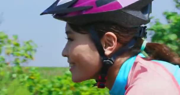 Asiatique jeune femme équitation vélo — Video