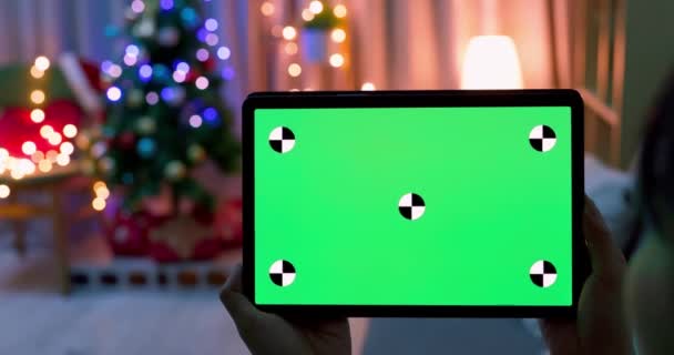 Kadın yeşil ekran tableti izliyor — Stok video