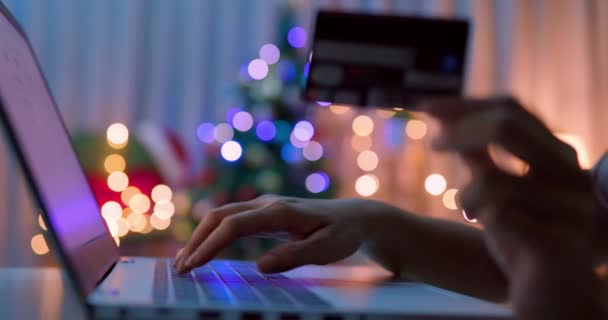 Kobieta zakupy online podczas Świąt Bożego Narodzenia — Wideo stockowe