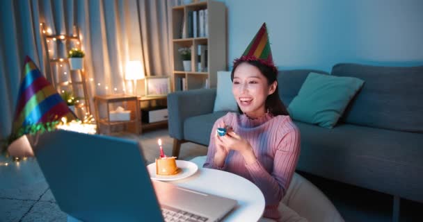 Mujer celebrando cumpleaños en línea — Vídeos de Stock