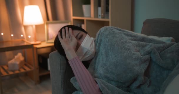 Mulher ficar com febre e dor de cabeça — Vídeo de Stock
