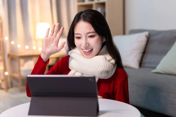 Aasialainen Nuori Nainen Yllään Talvivaatteita Video Chat Digitaalinen Tabletti Kotona — kuvapankkivalokuva