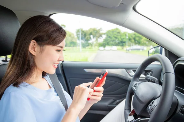 Aziatische Jong Vrouw Gebruik Smart Phone Auto — Stockfoto