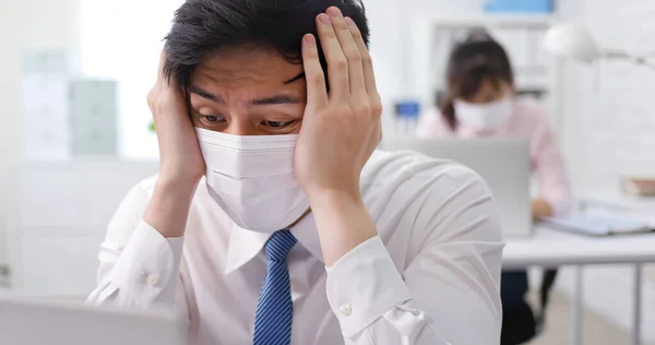 Asiatico Giovani Businessman Indossare Faccia Maschera Mal Testa Sentire Sconvolto — Foto Stock